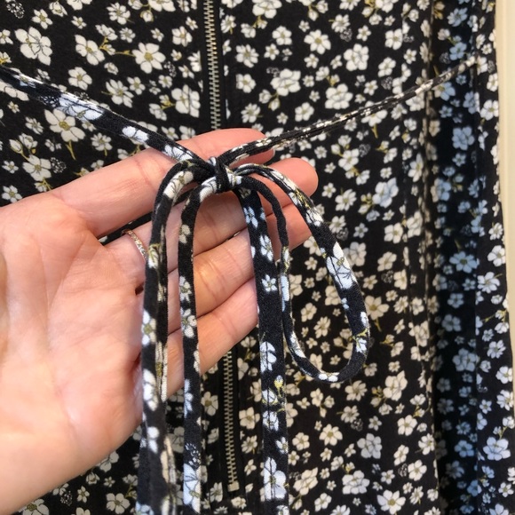 Forever 21 cute black floral dress in size M 🥰 - Picture 6 of 7